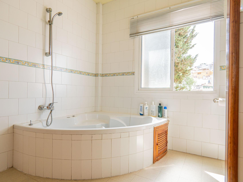 Villa Costa del Sol, badkamer vóór verbouwing